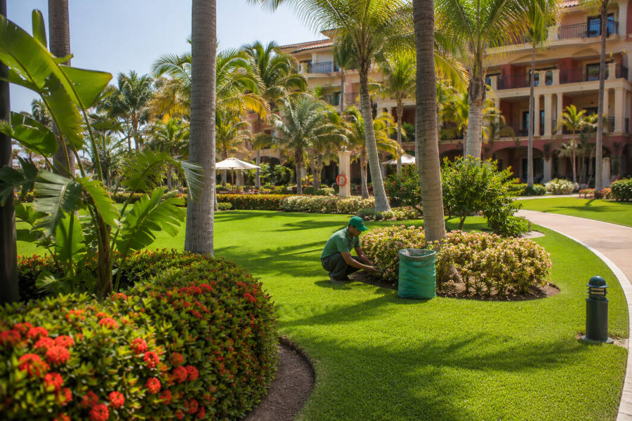 jardineiro a trabalhar num hotel