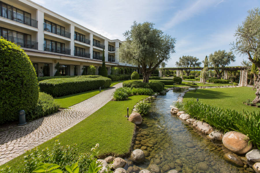 jardim com relvado e um canal artificial num hotel