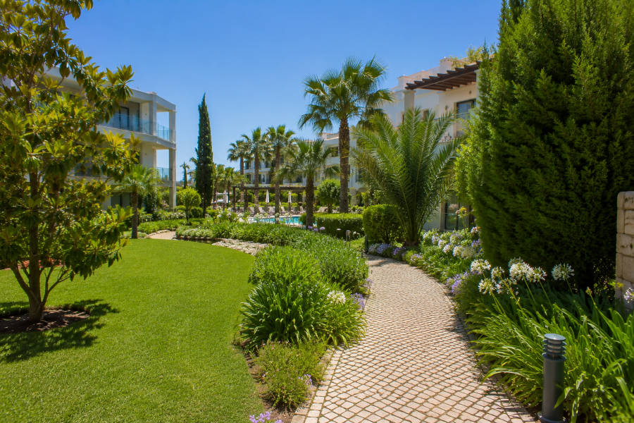 jardim num hotel do Algarve construído pela «Jardineiros Deluxe Portimão»