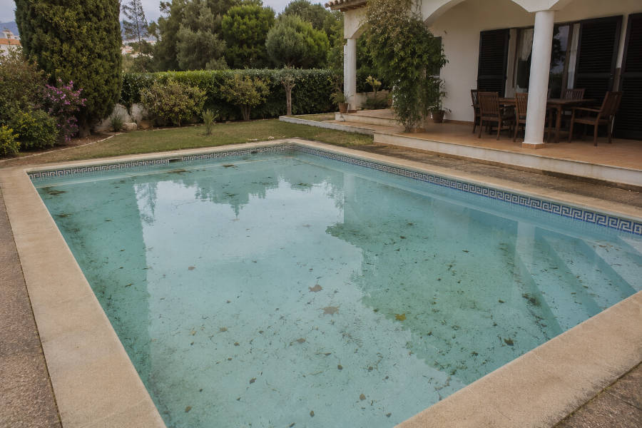 Piscina suja que precisa de manutenção
