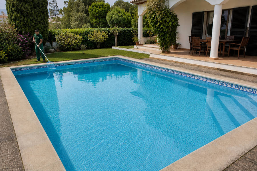 piscina após os trabalhos de limpeza