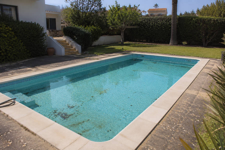 piscina mal conservada, que precisa de limpeza