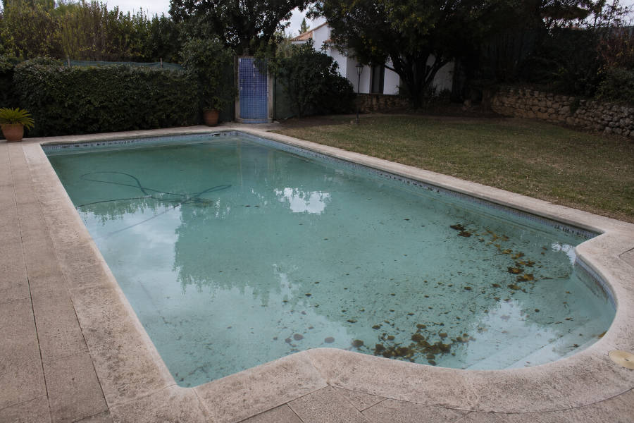 Piscina suja numa casa em Monchique
