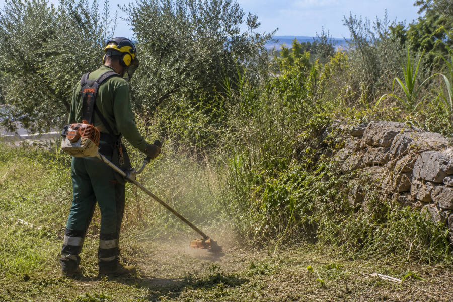 jardineiro roçando em Portimão