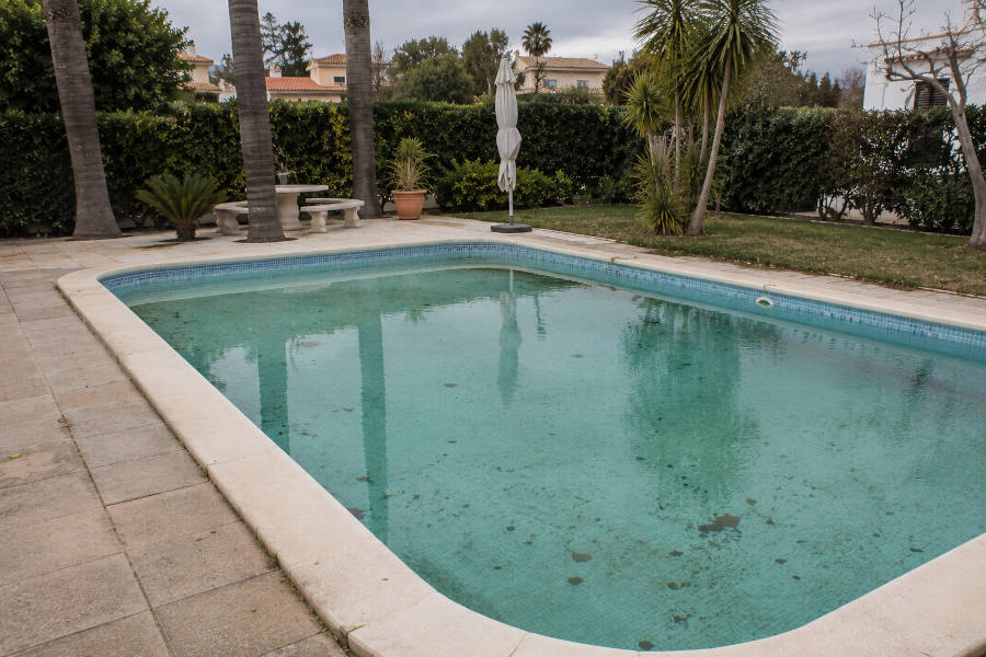 Piscina suja num condomínio, que precisa de ser limpa